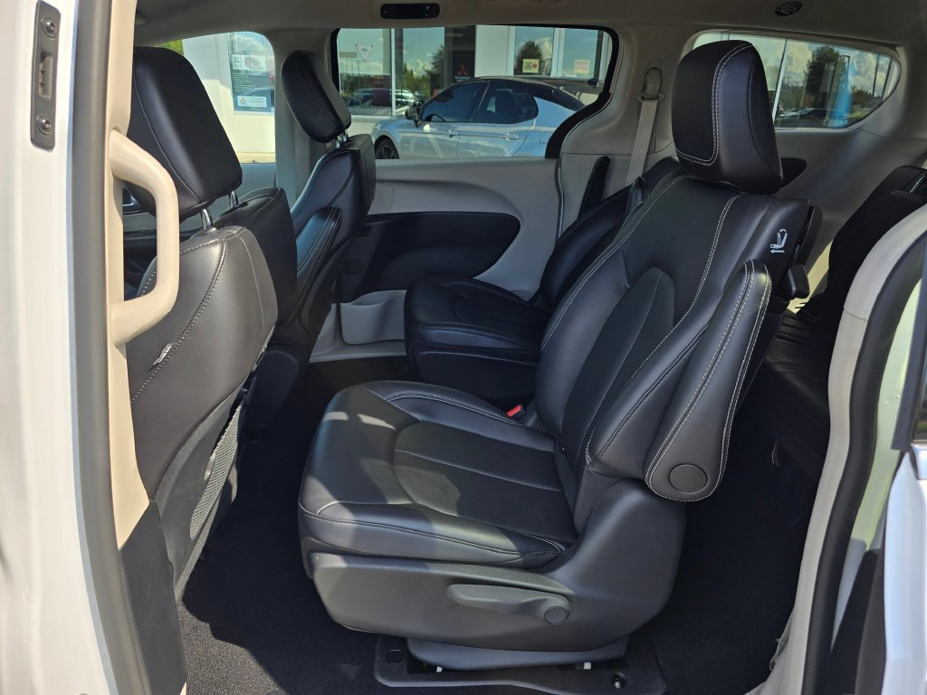 Used 2024 Chrysler Pacifica Limited FWD image 16