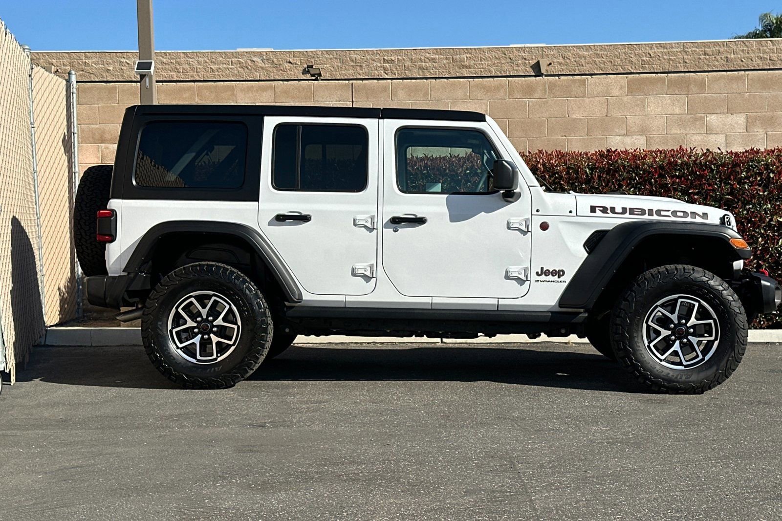 Used 2025 Jeep Wrangler Unlimited Rubicon image 3