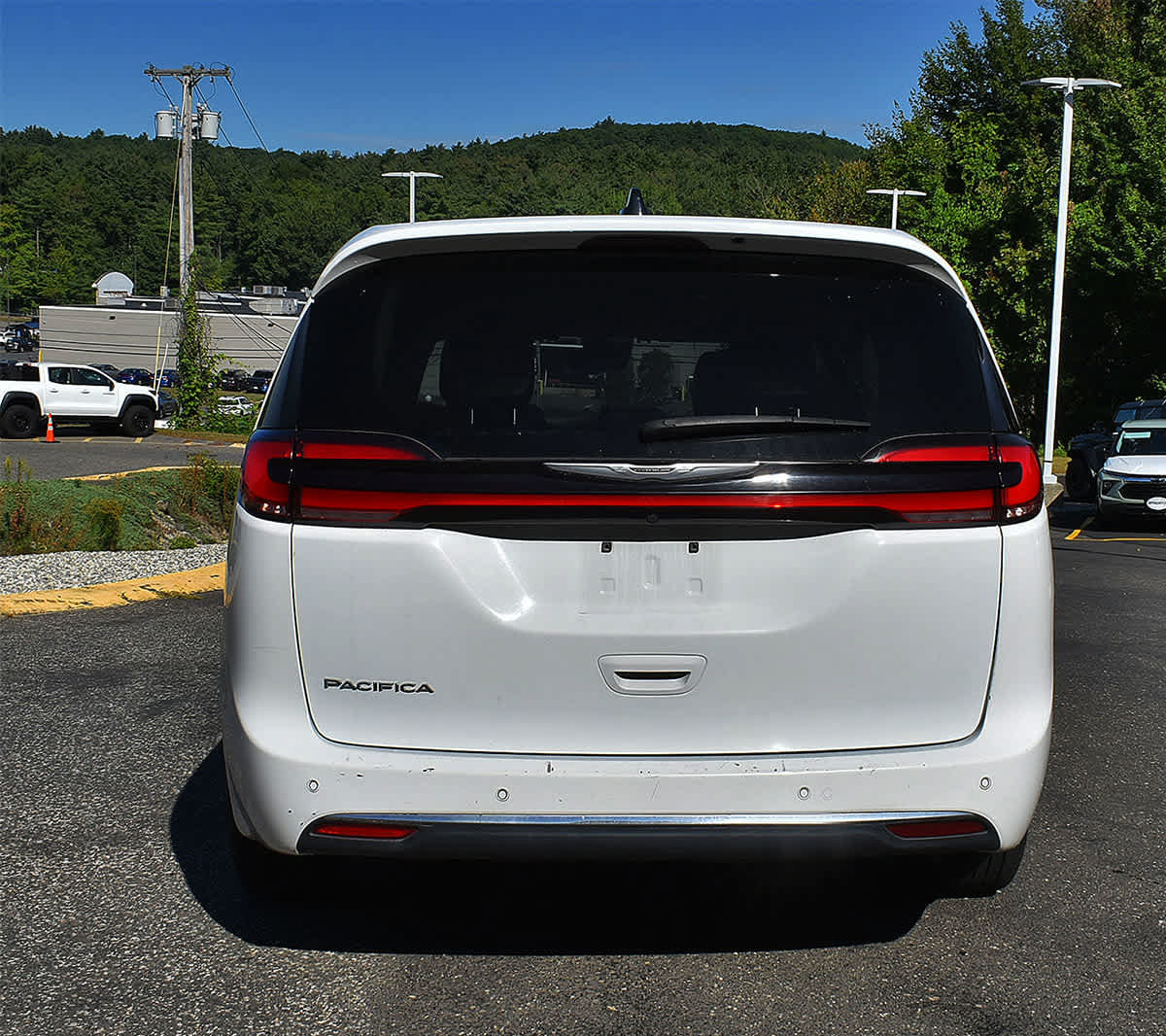 Used 2023 Chrysler Pacifica Touring-L FWD image 6