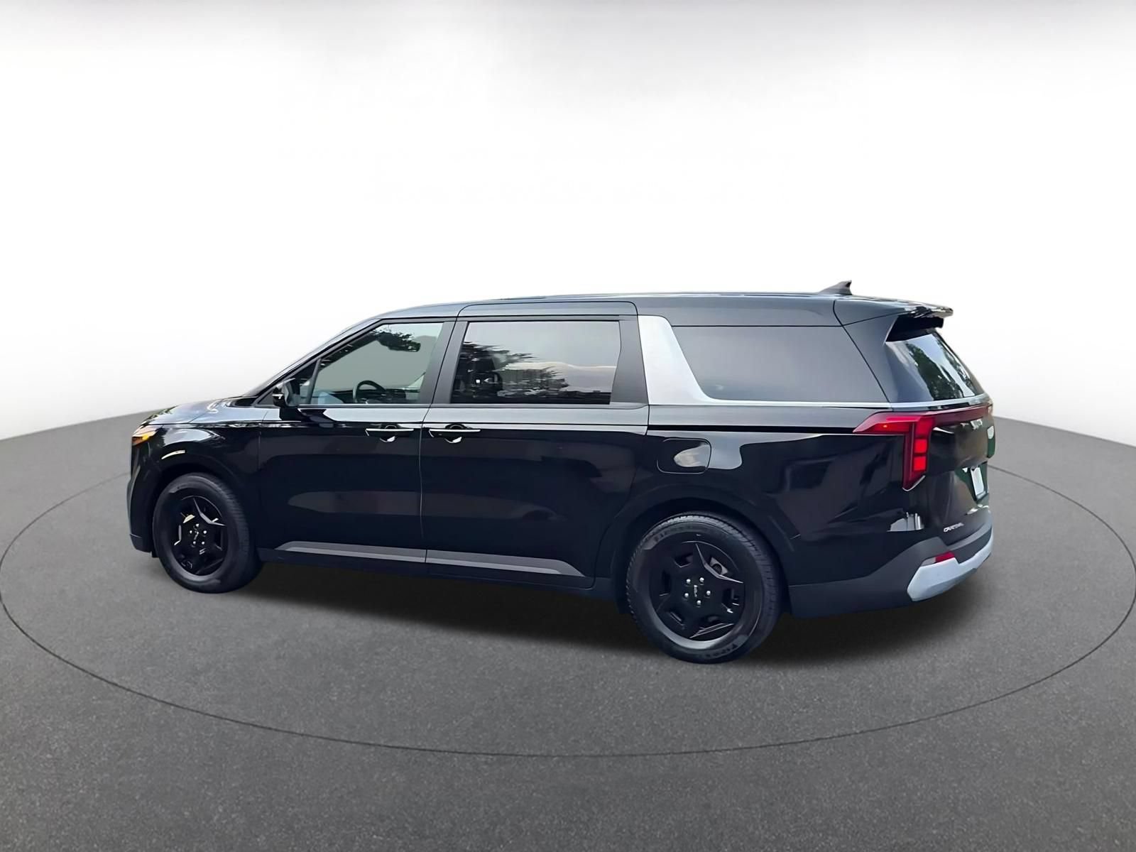 Used 2026 Kia Carnival FWD image 9