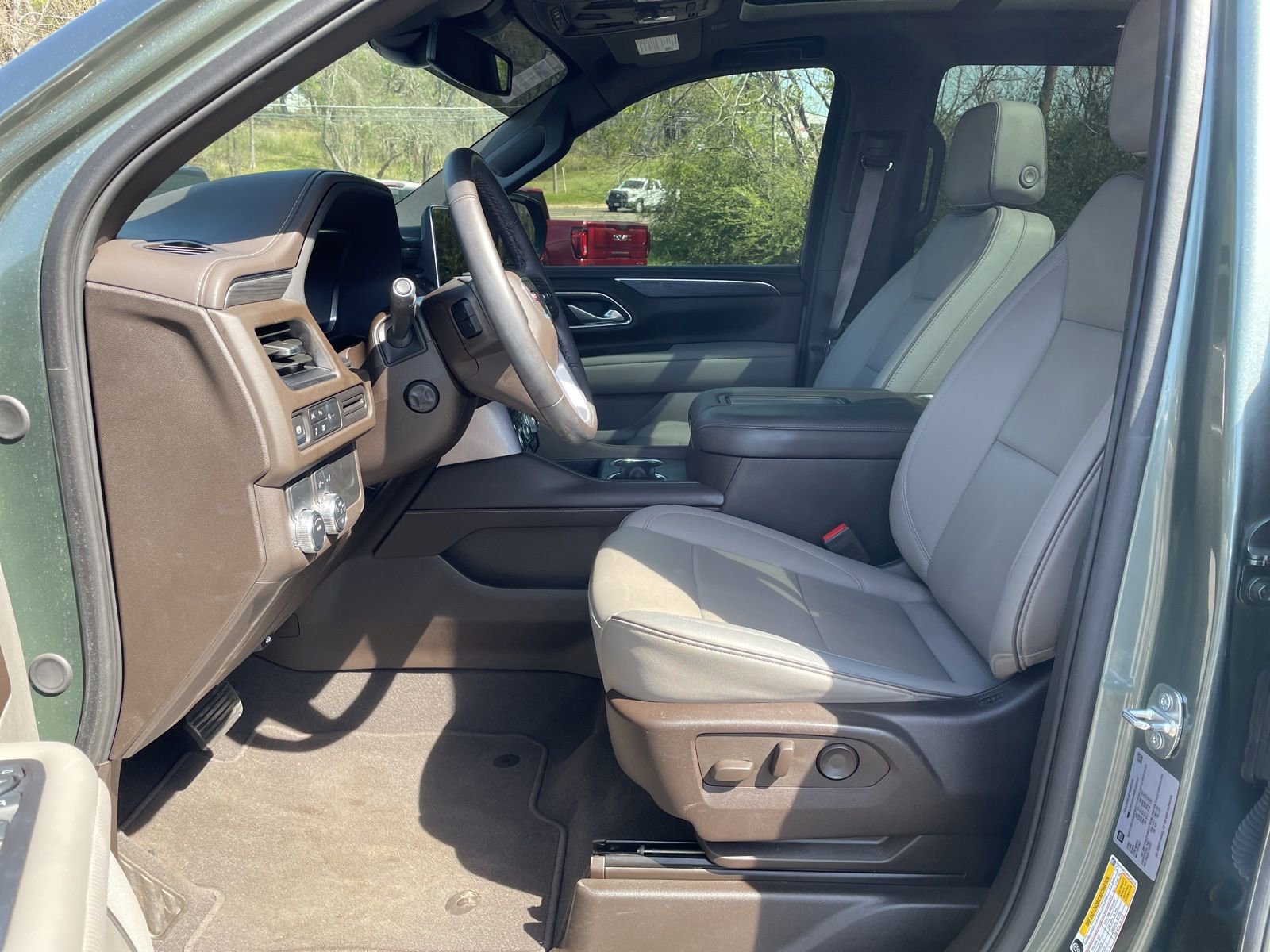 Used 2024 GMC Yukon SLT w/ SLT Luxury Package image 12