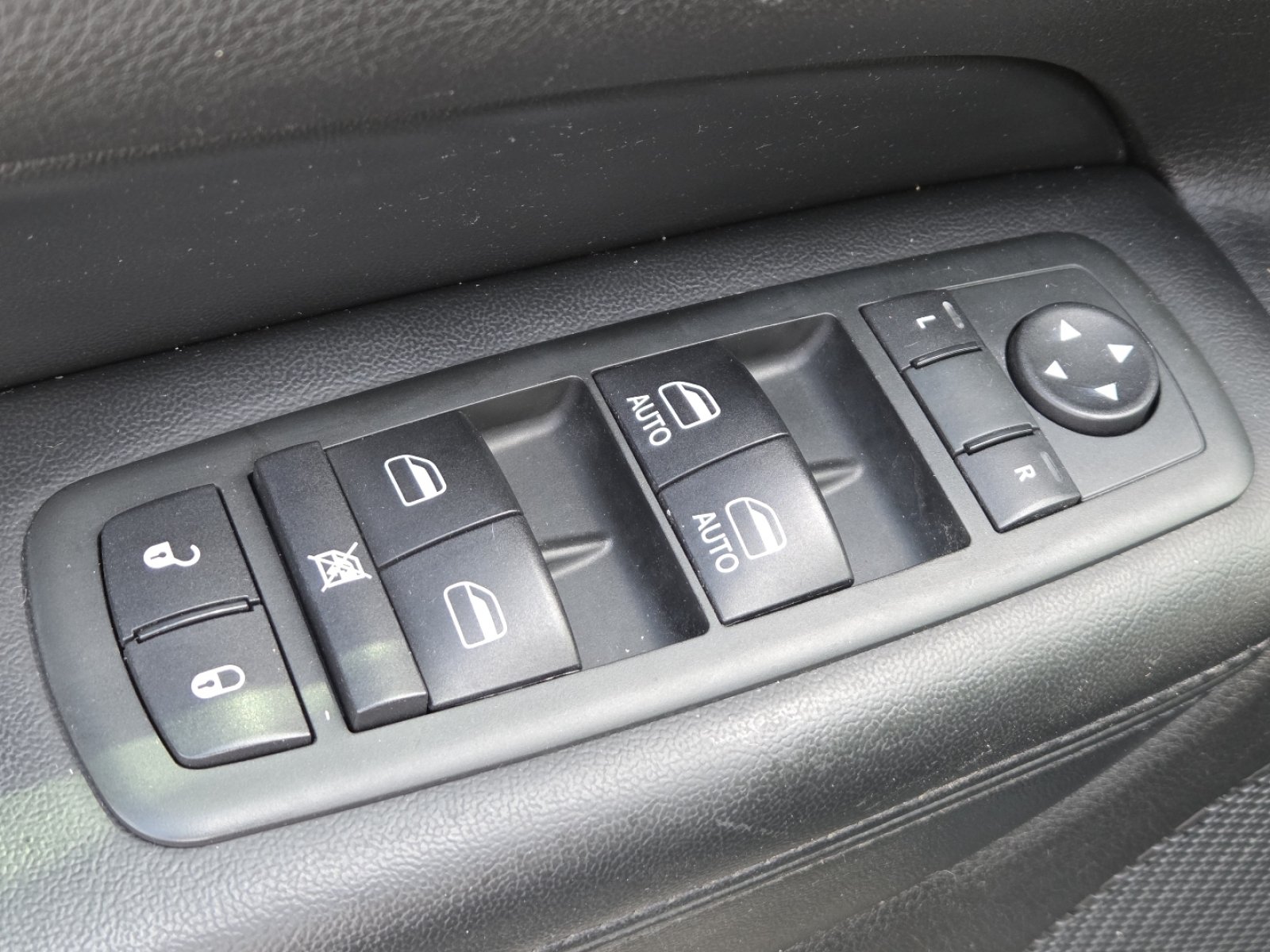 Used 2012 Jeep Grand Cherokee Laredo AWD/4WD image 24