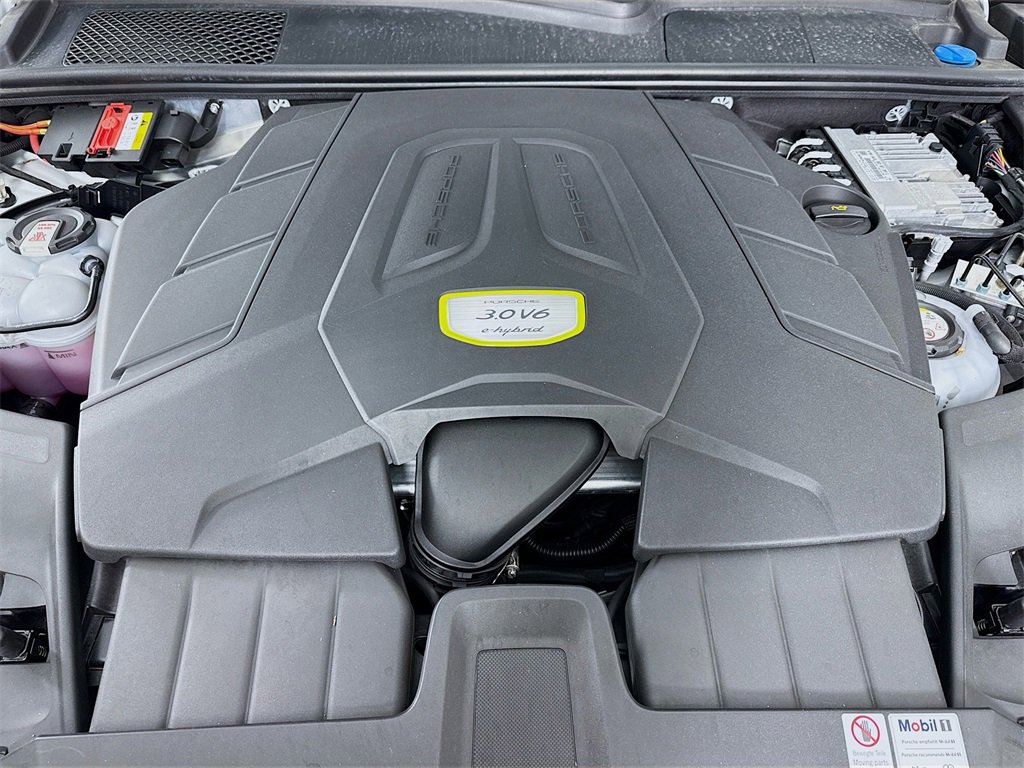 Used 2022 Porsche Cayenne Platinum Edition image 32