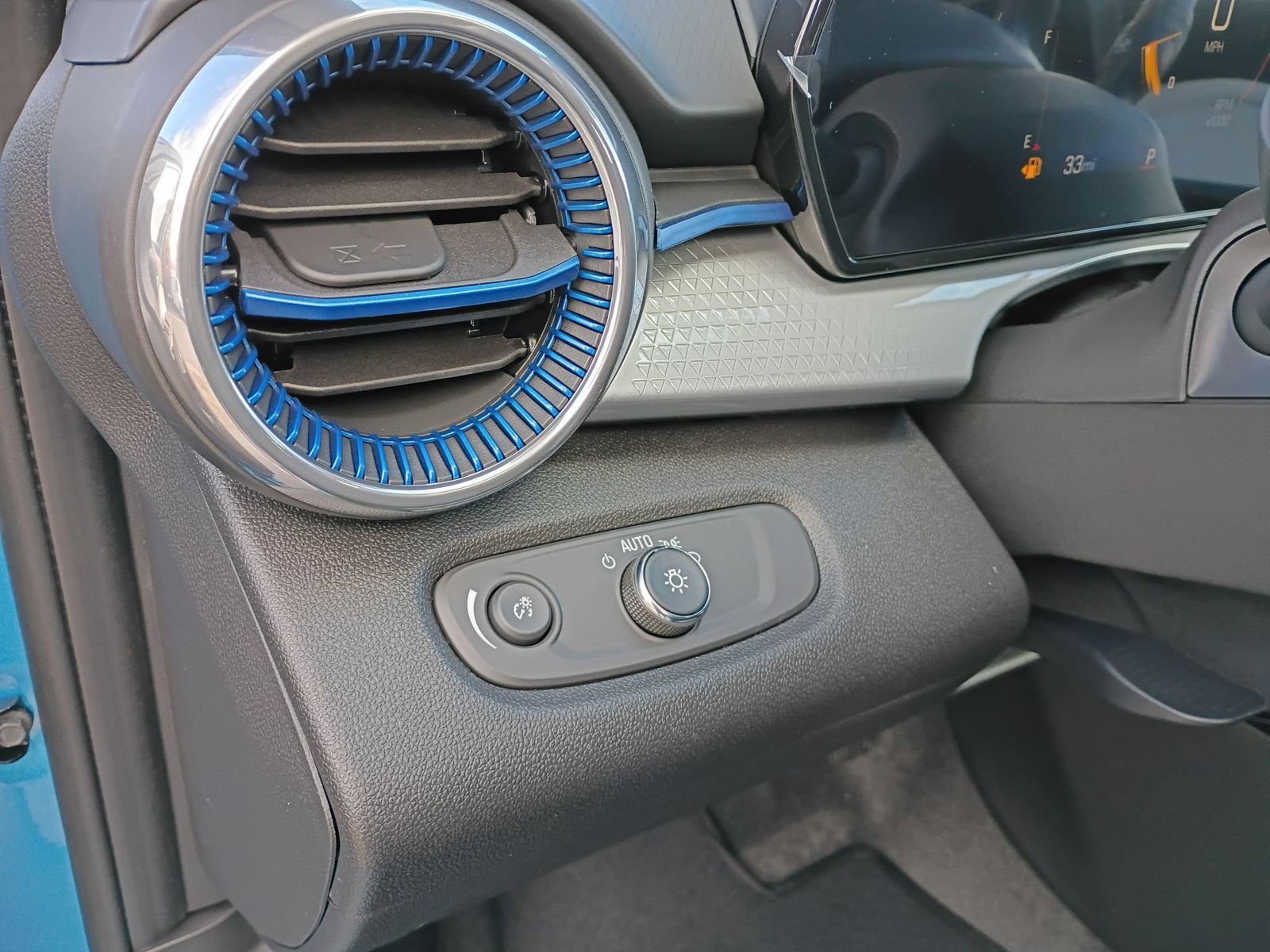 New 2026 Chevrolet Trax LT w/ Sunroof Package image 30