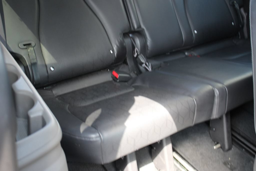 Used 2025 Kia Carnival FWD image 30