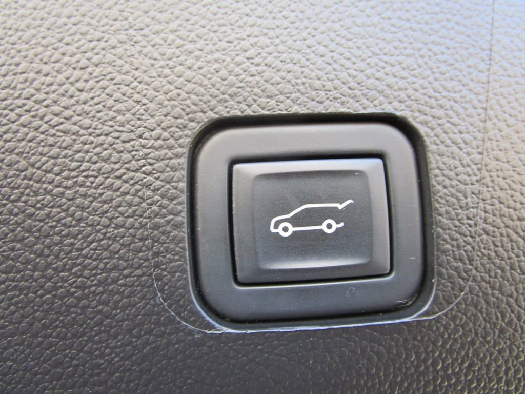 Used 2023 Chevrolet Traverse Premier image 14