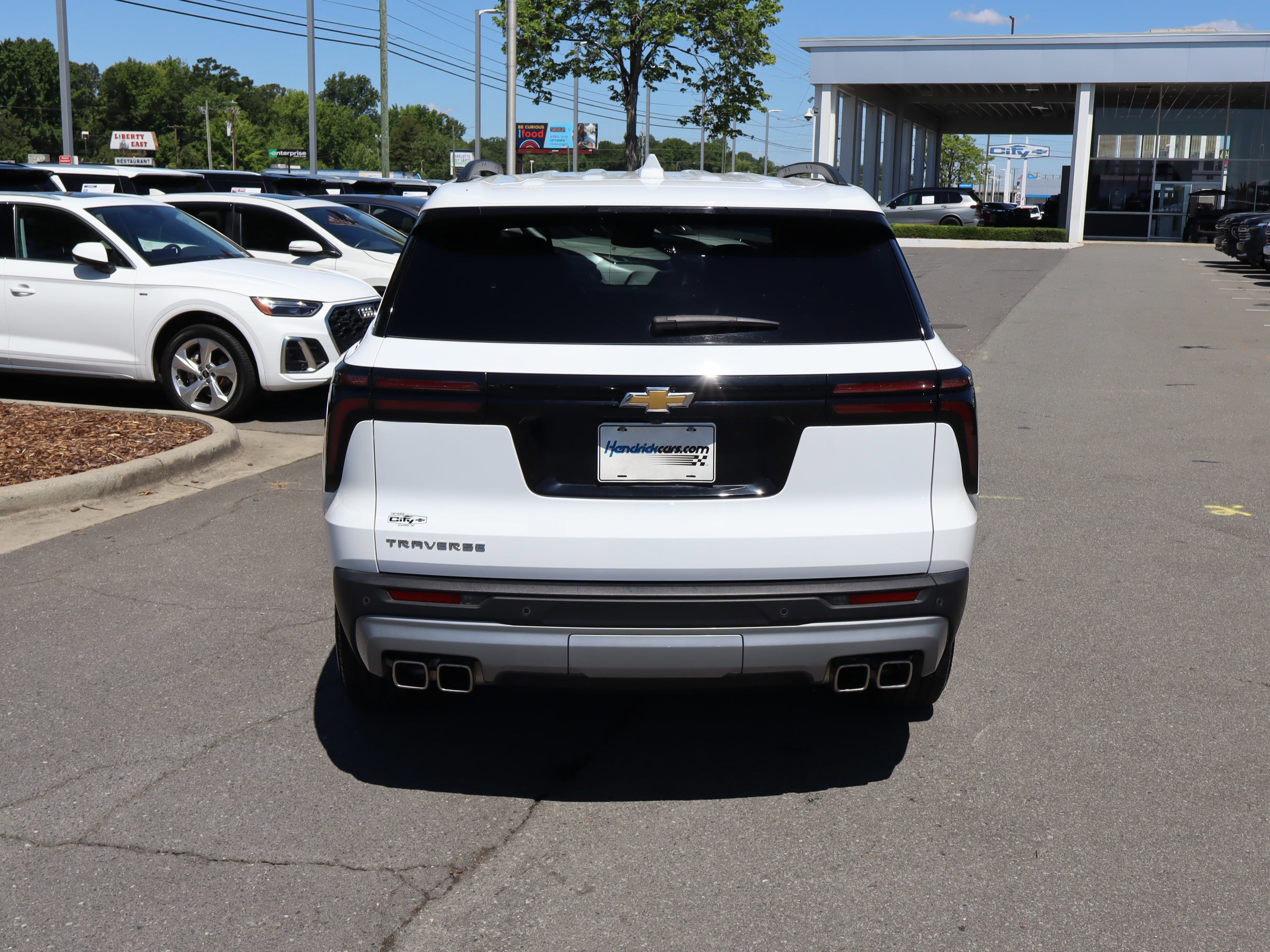 Used 2025 Chevrolet Traverse LT w/ Driver Confidence Package FWD image 9