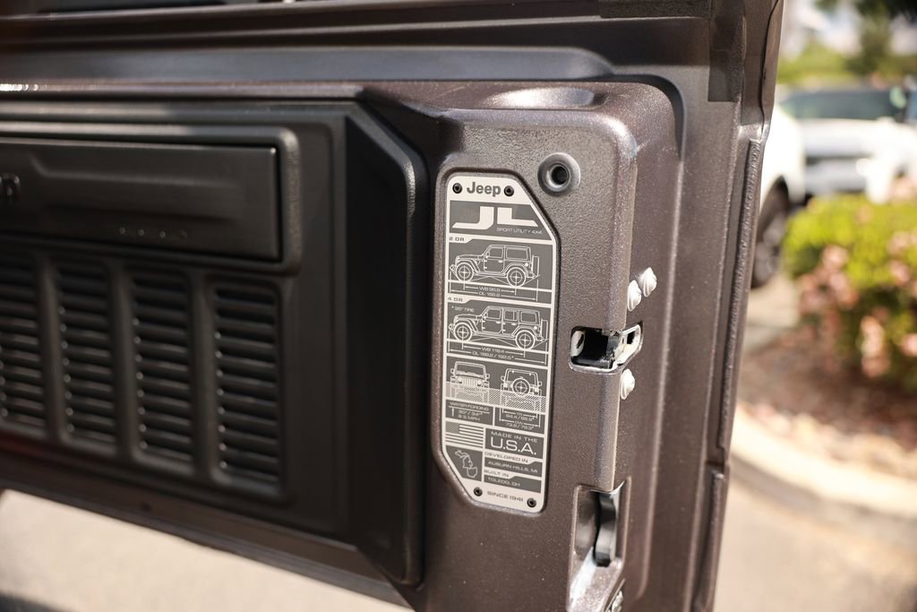 Used 2025 Jeep Wrangler Unlimited Sahara w/ Safety Group AWD/4WD image 39