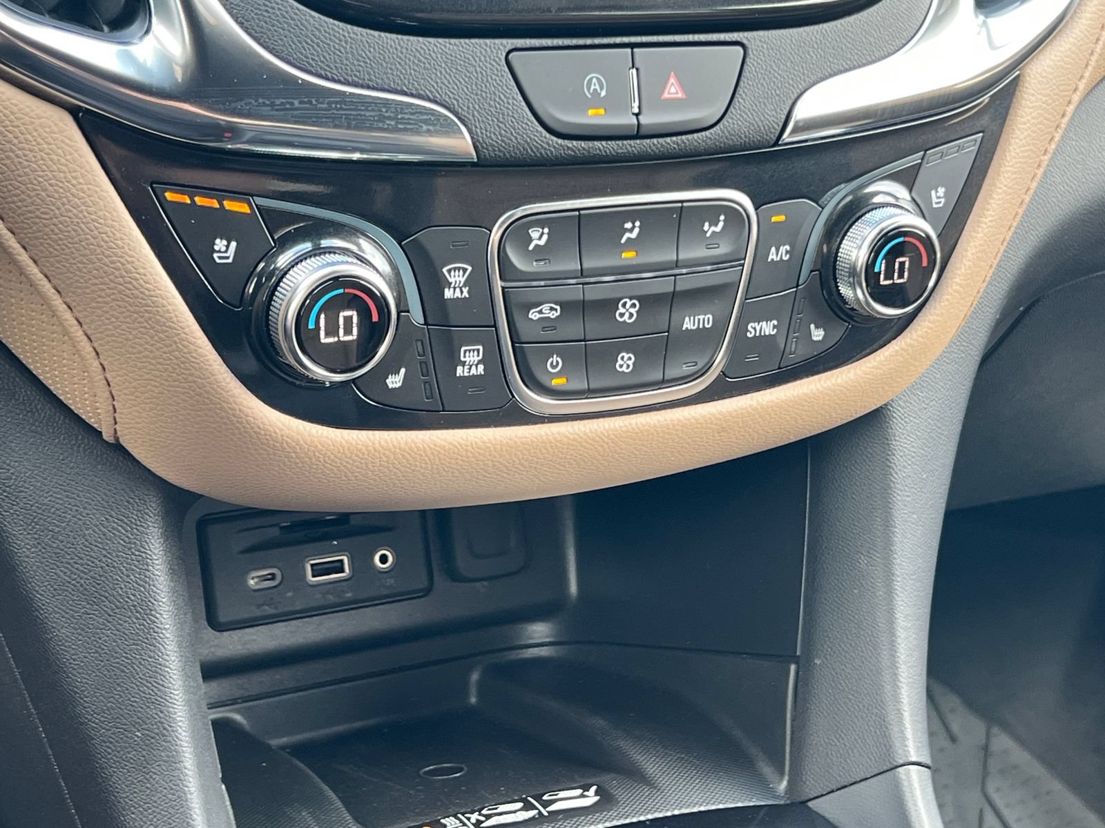 Certified 2024 Chevrolet Equinox Premier FWD image 30