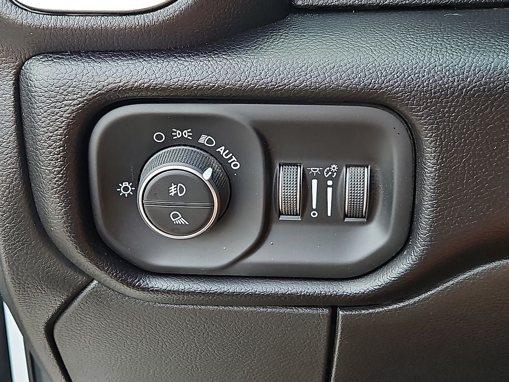 Used 2025 RAM 3500 Laramie AWD/4WD image 25