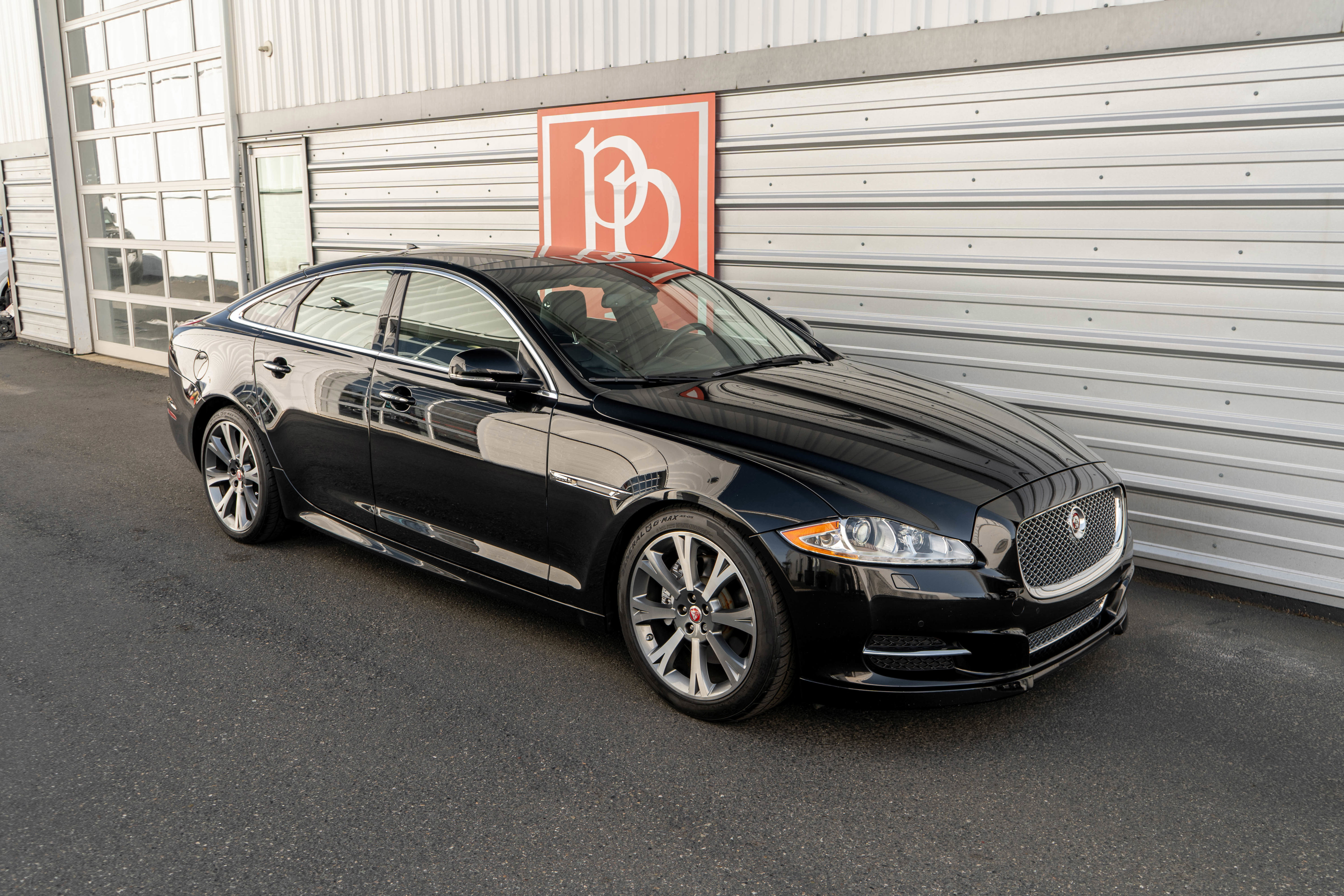 Used 2015 Jaguar XJ image 44