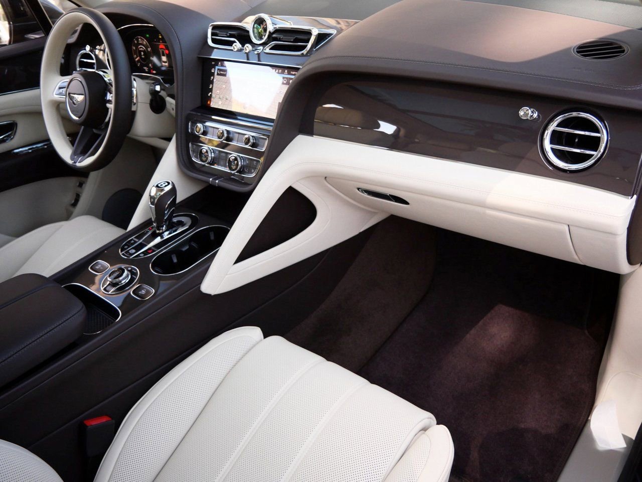 Used 2025 Bentley Bentayga Extended Wheelbase image 19