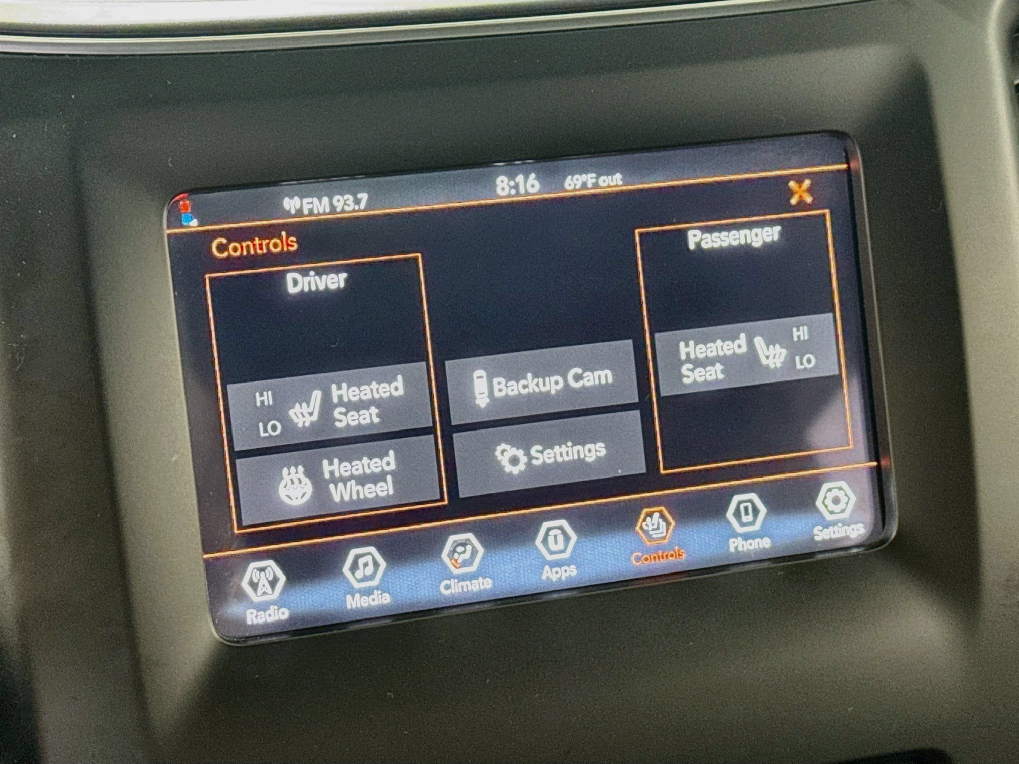 Used 2019 Jeep Cherokee Latitude Plus w/ Cold Weather Group AWD/4WD image 3