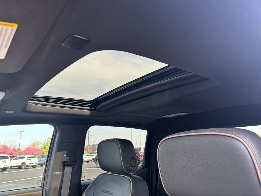 Used 2025 GMC Canyon Denali image 17