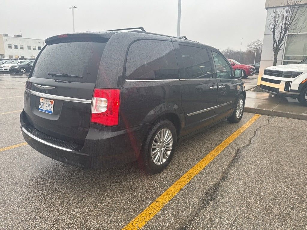 Used 2015 Chrysler Town & Country Touring-L w/ Driver Convenience Group image 3