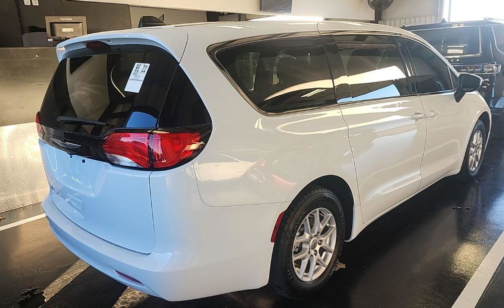Used 2023 Chrysler Voyager LX image 3