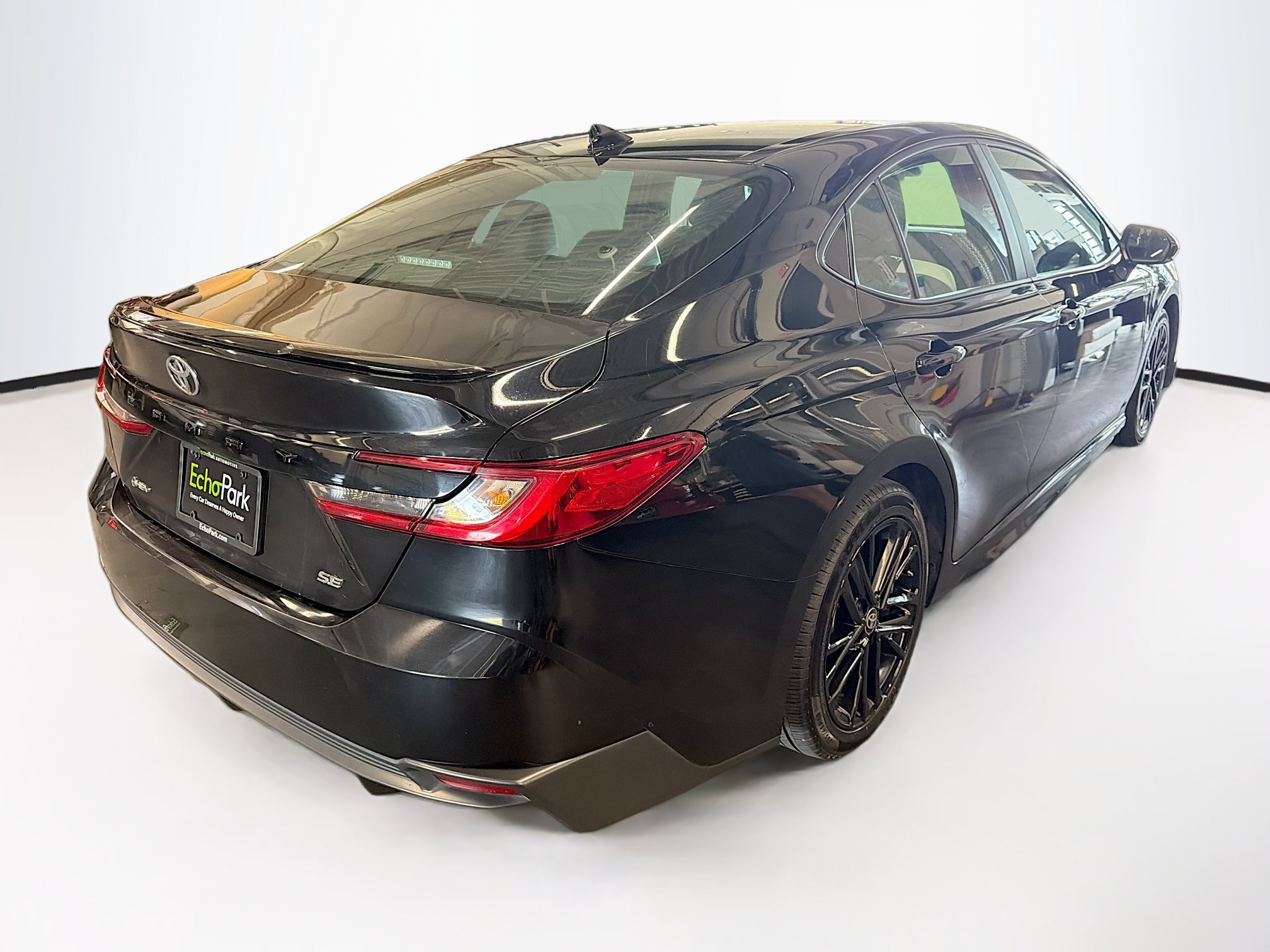 Used 2025 Toyota Camry SE FWD image 9