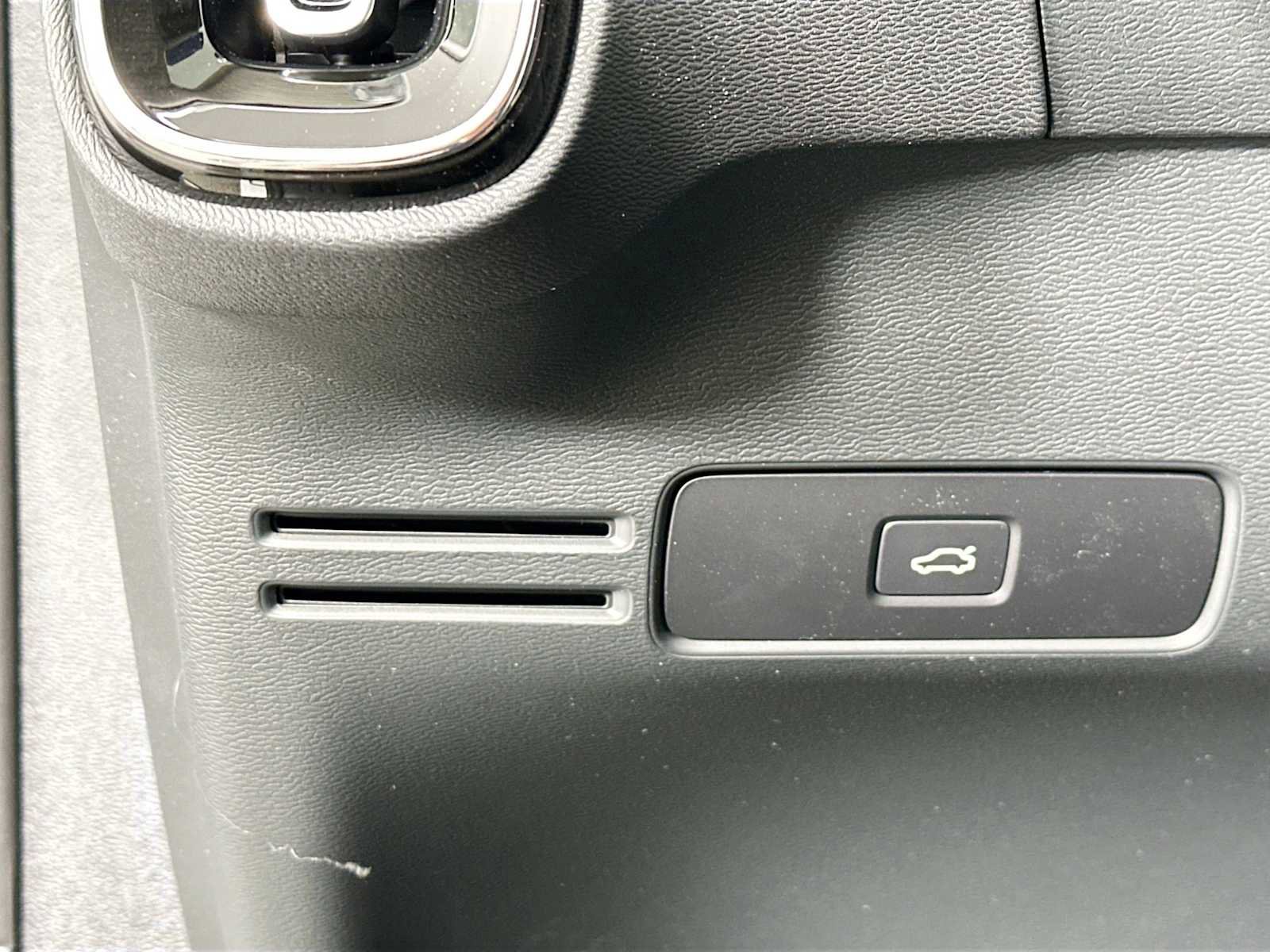 Certified 2025 Volvo XC40 B5 Core w/ Protection Package Premier image 10