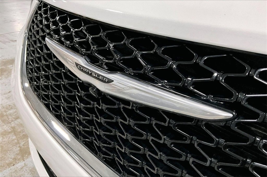 Used 2024 Chrysler Pacifica Touring-L image 7