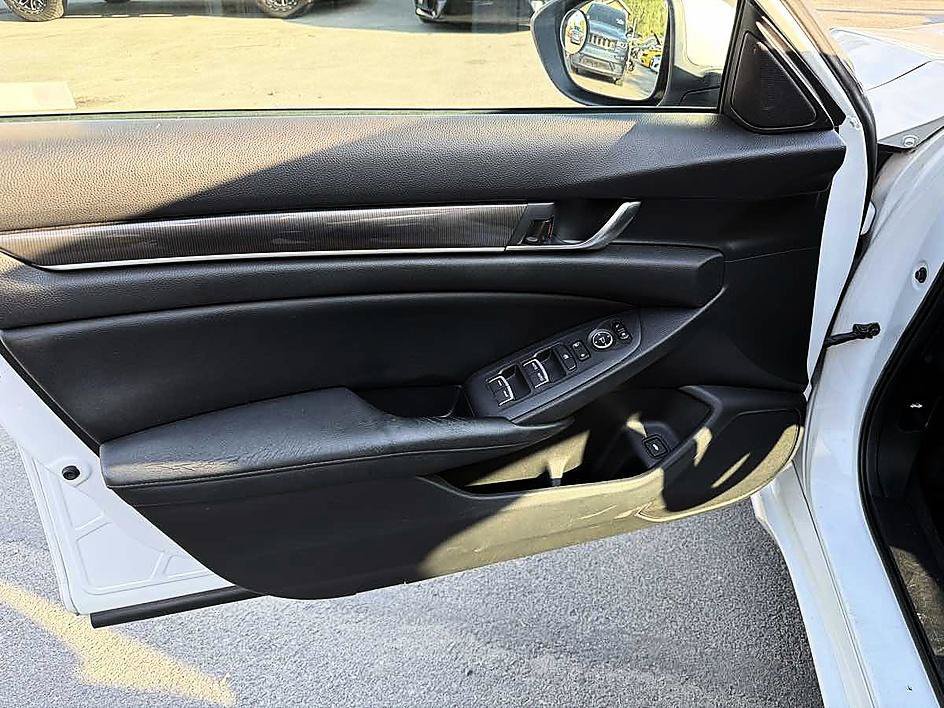 Used 2018 Honda Accord Sport image 12