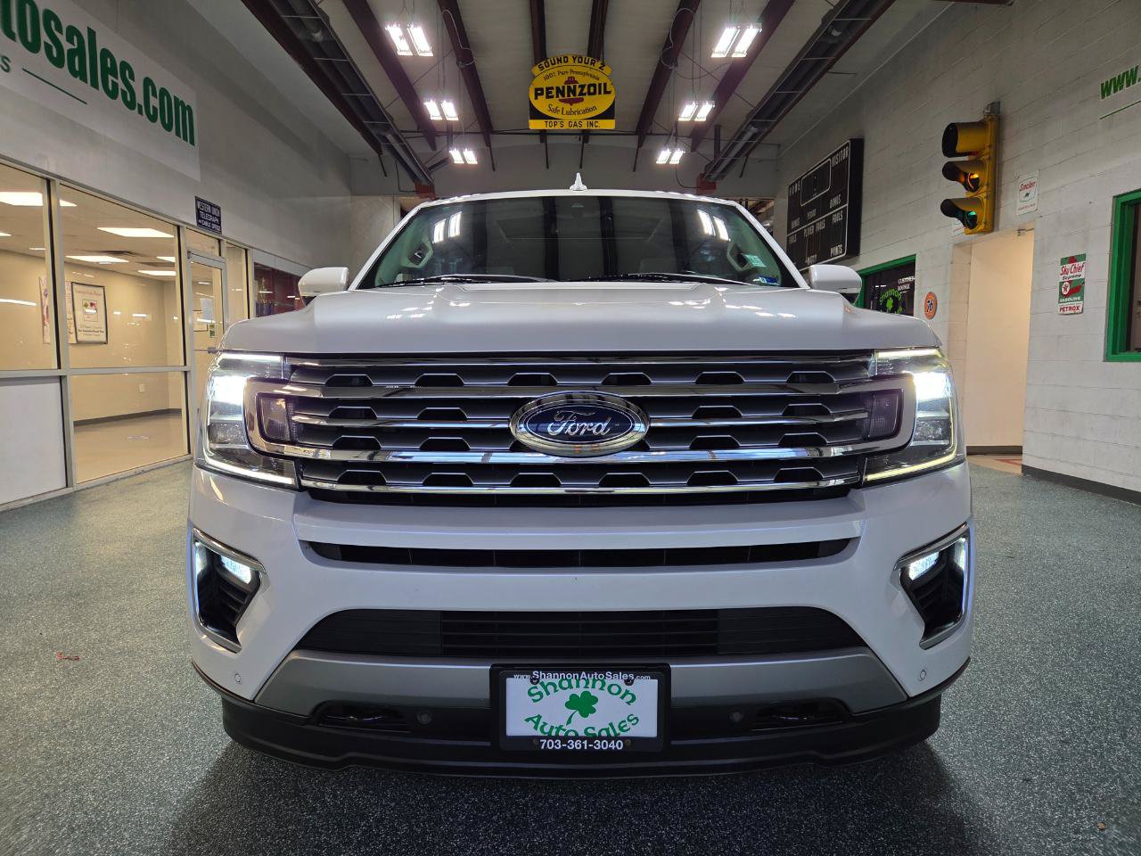 Used 2018 Ford Expedition Limited w/ Equipment Group 301A AWD/4WD image 2