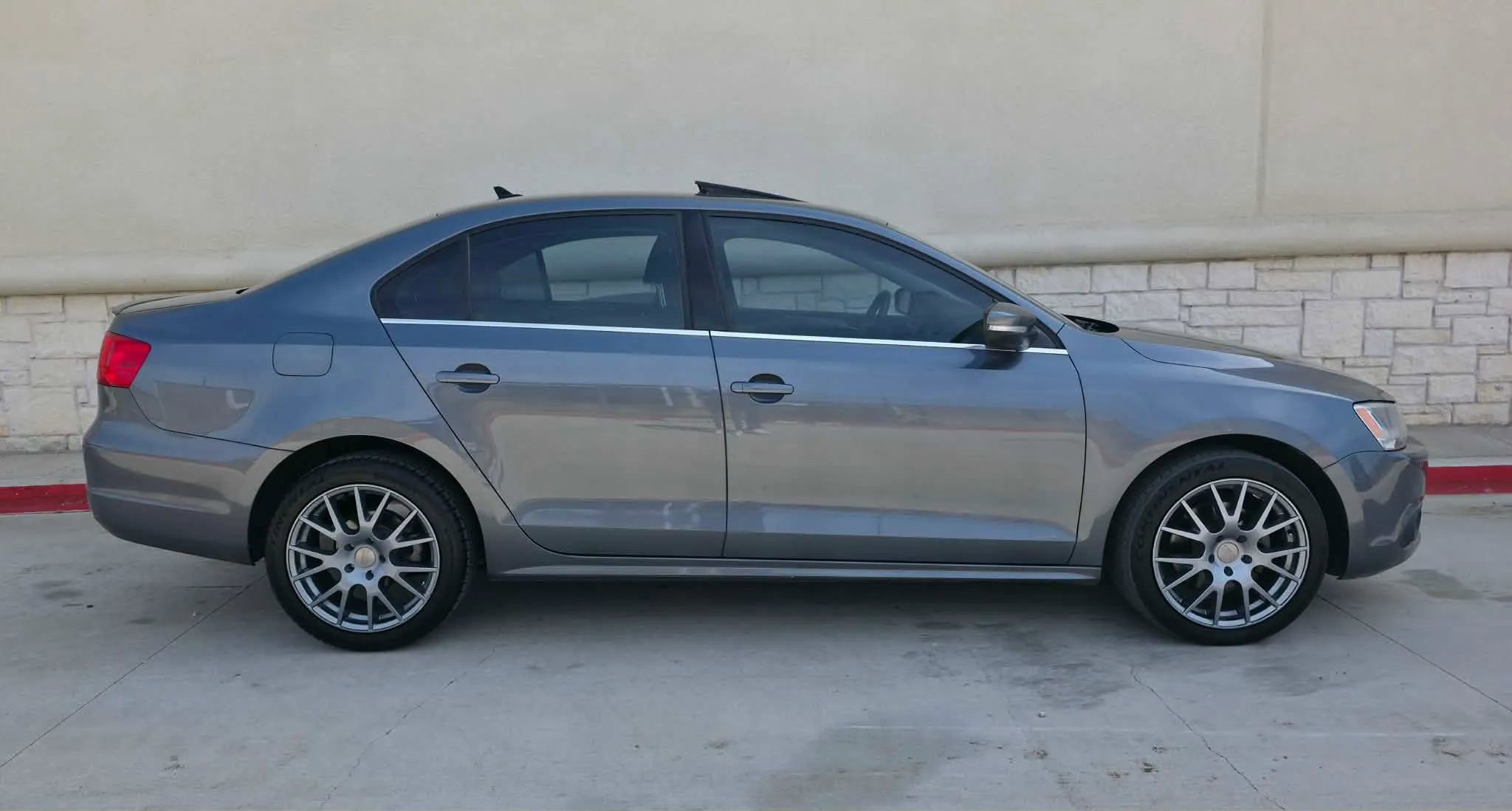 Used 2013 Volkswagen Jetta SEL FWD image 2