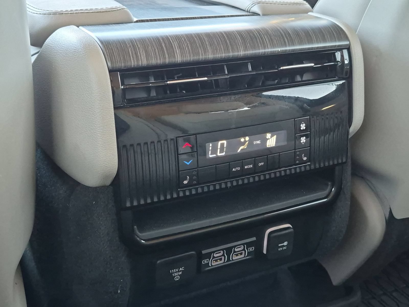 Used 2024 Jeep Wagoneer Series II w/ Flexible Seating Group RWD image 23