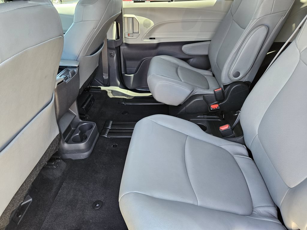 Used 2024 Toyota Sienna XLE FWD image 31