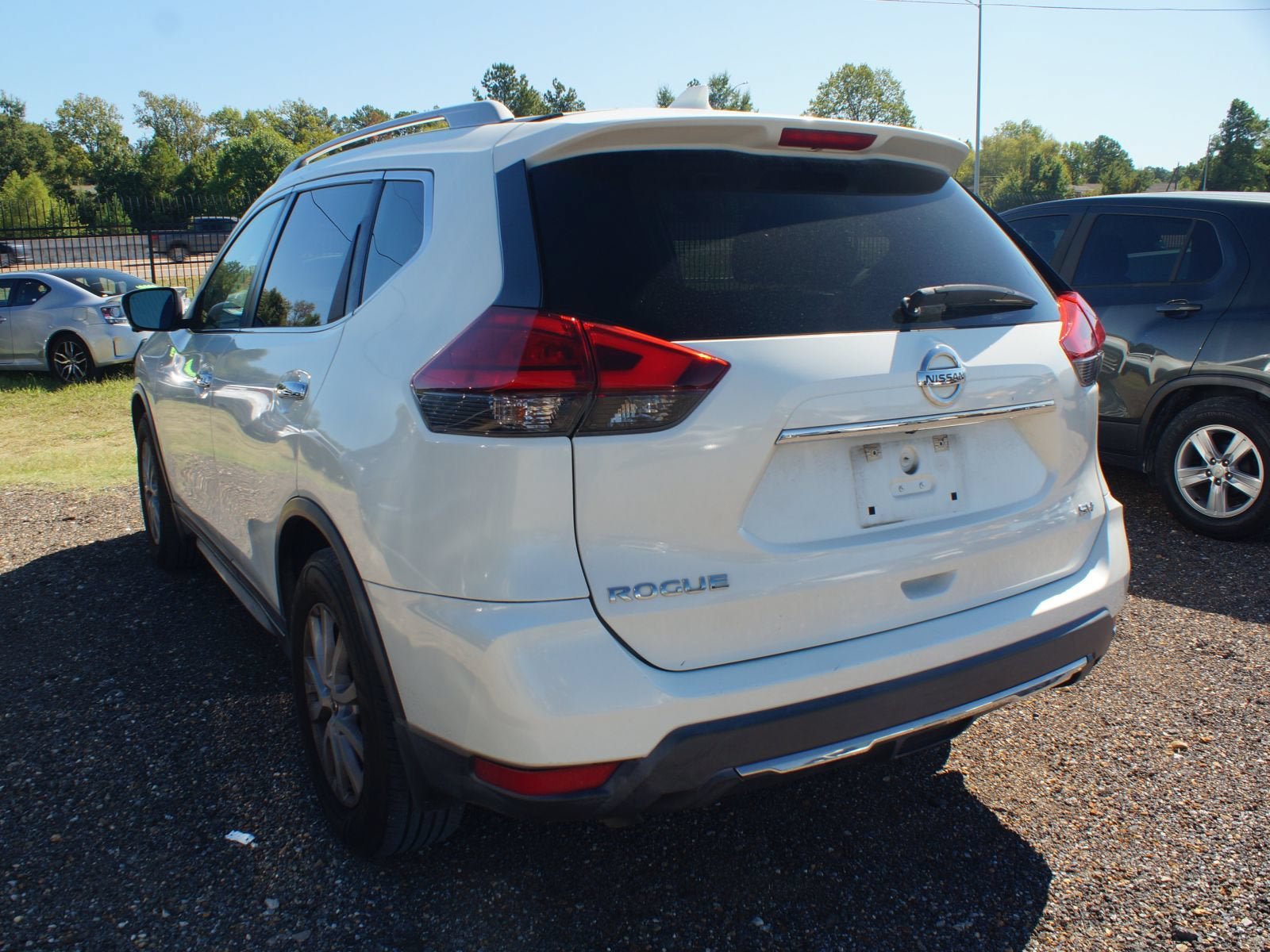 Used 2017 Nissan Rogue SV w/ SV Premium Package FWD image 3