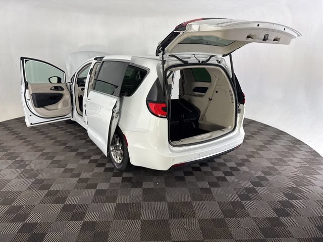 Used 2023 Chrysler Pacifica Touring-L FWD image 16