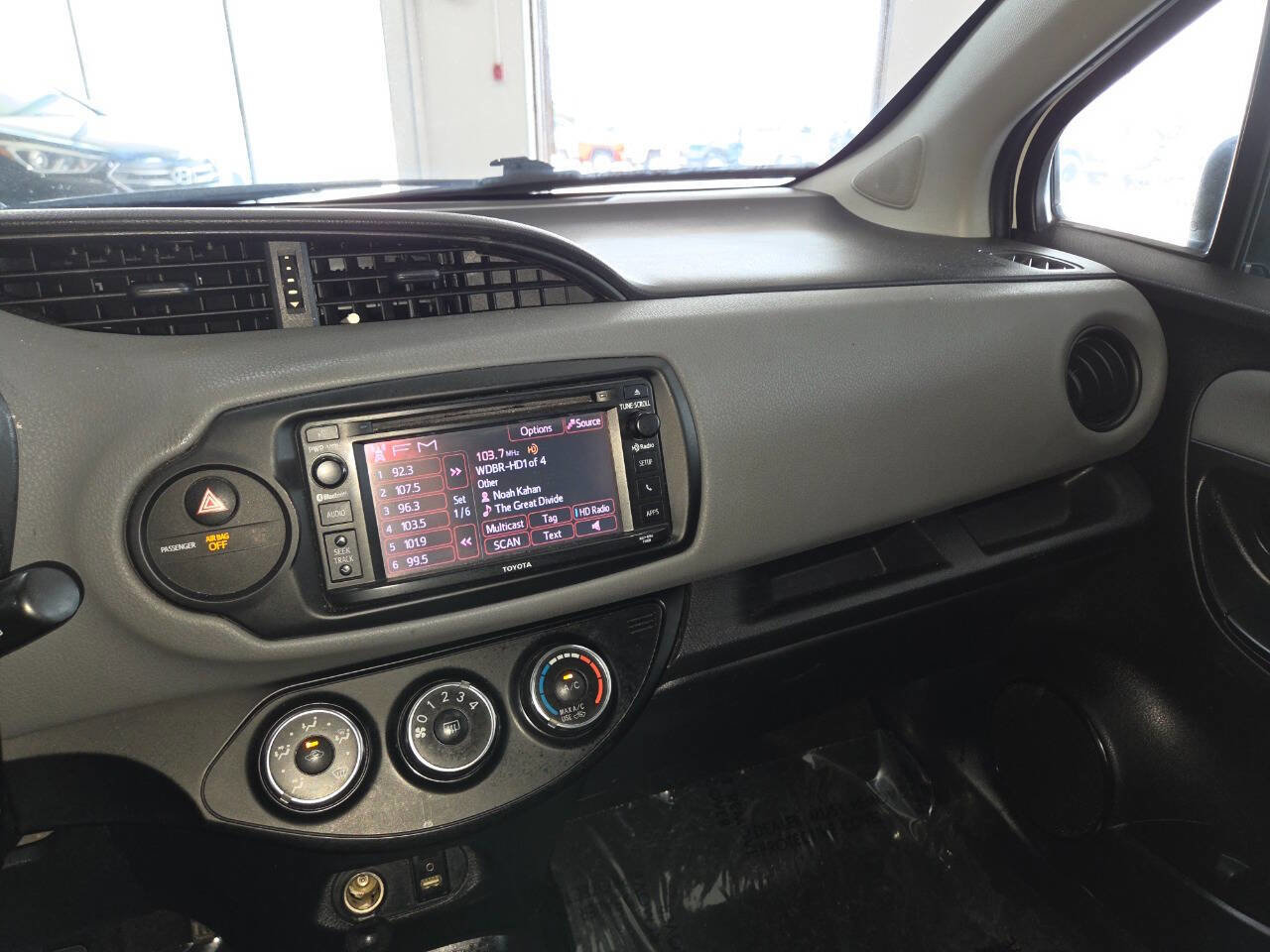 Used 2017 Toyota Yaris L FWD image 32