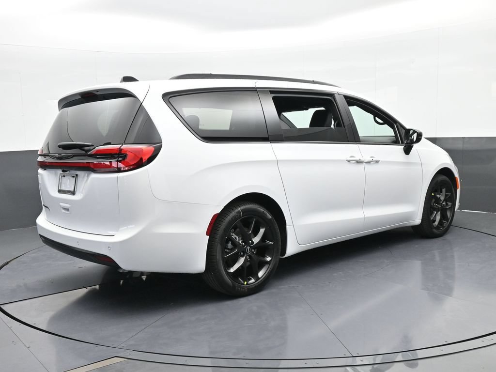 New 2026 Chrysler Pacifica Select w/ S Appearance Package FWD image 6
