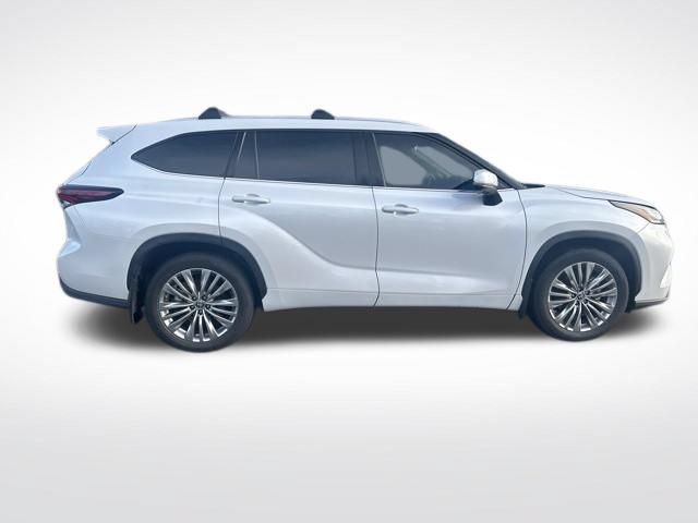 Used 2024 Toyota Highlander Platinum AWD/4WD image 2