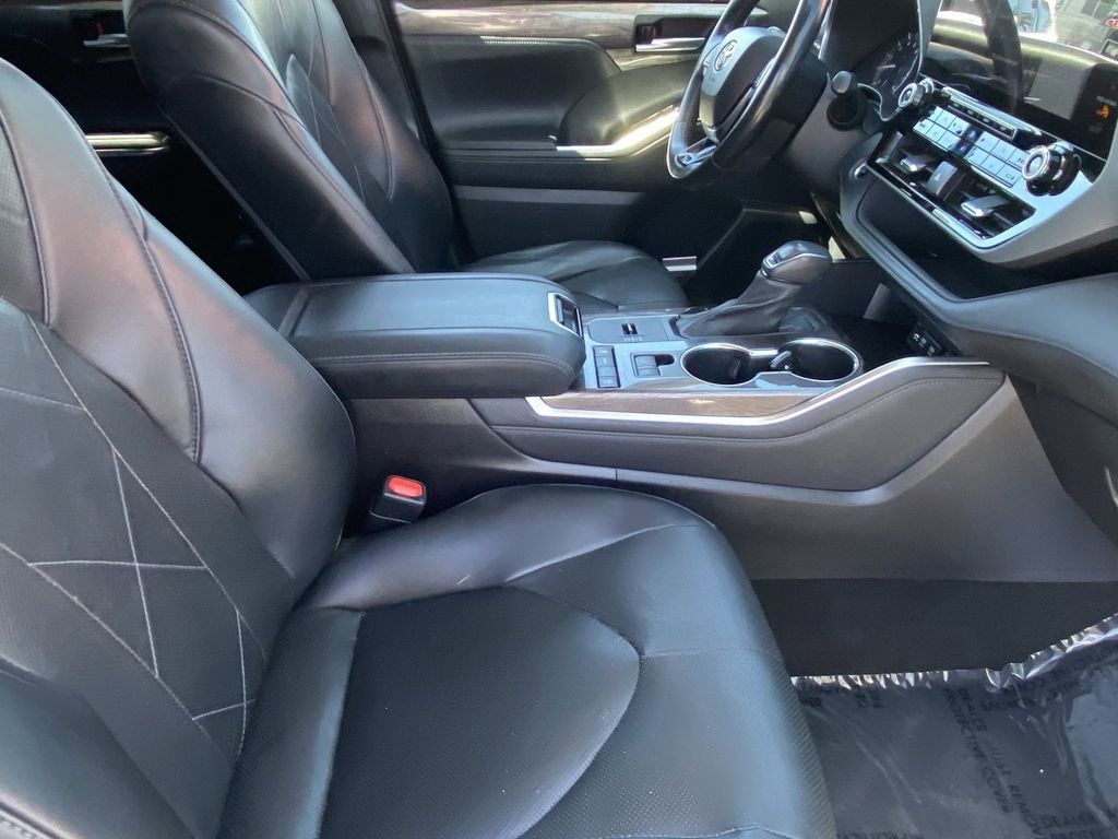 Certified 2021 Toyota Highlander Platinum FWD image 17