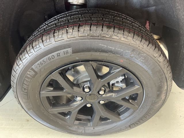 New 2026 Jeep Grand Cherokee Laredo image 5