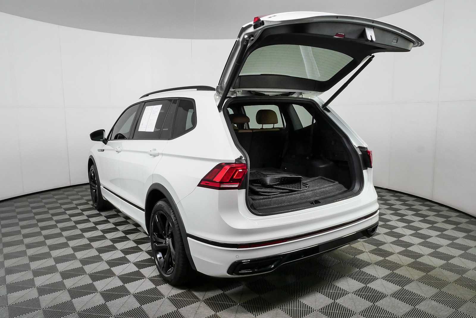 Certified 2023 Volkswagen Tiguan SE R-Line FWD image 35