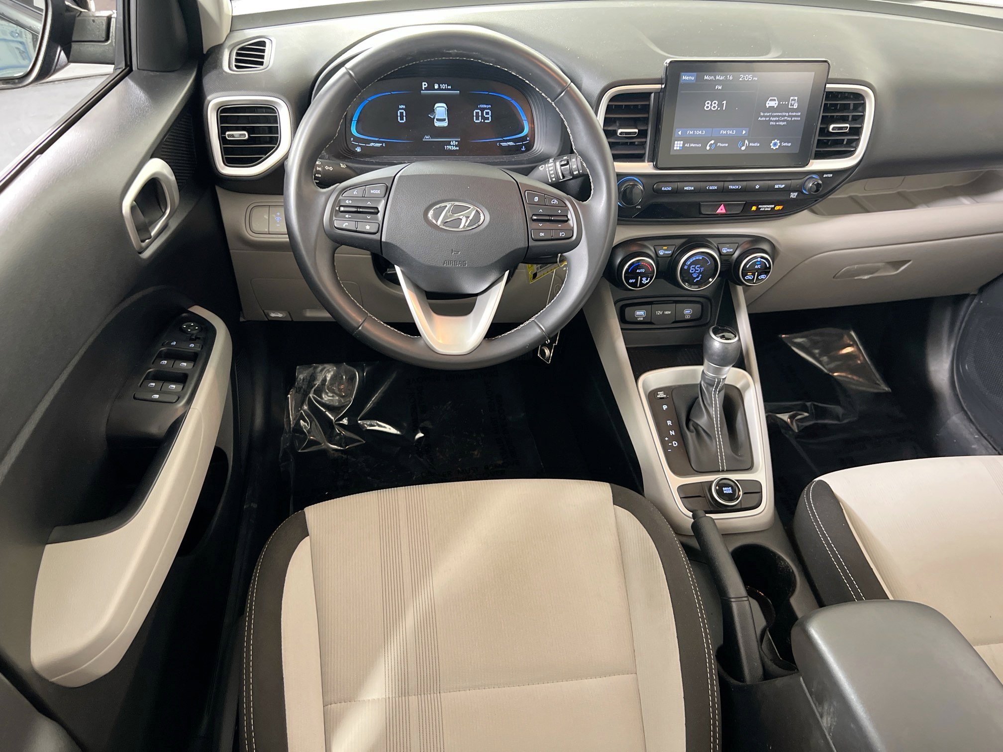 Used 2023 Hyundai Venue SEL image 21