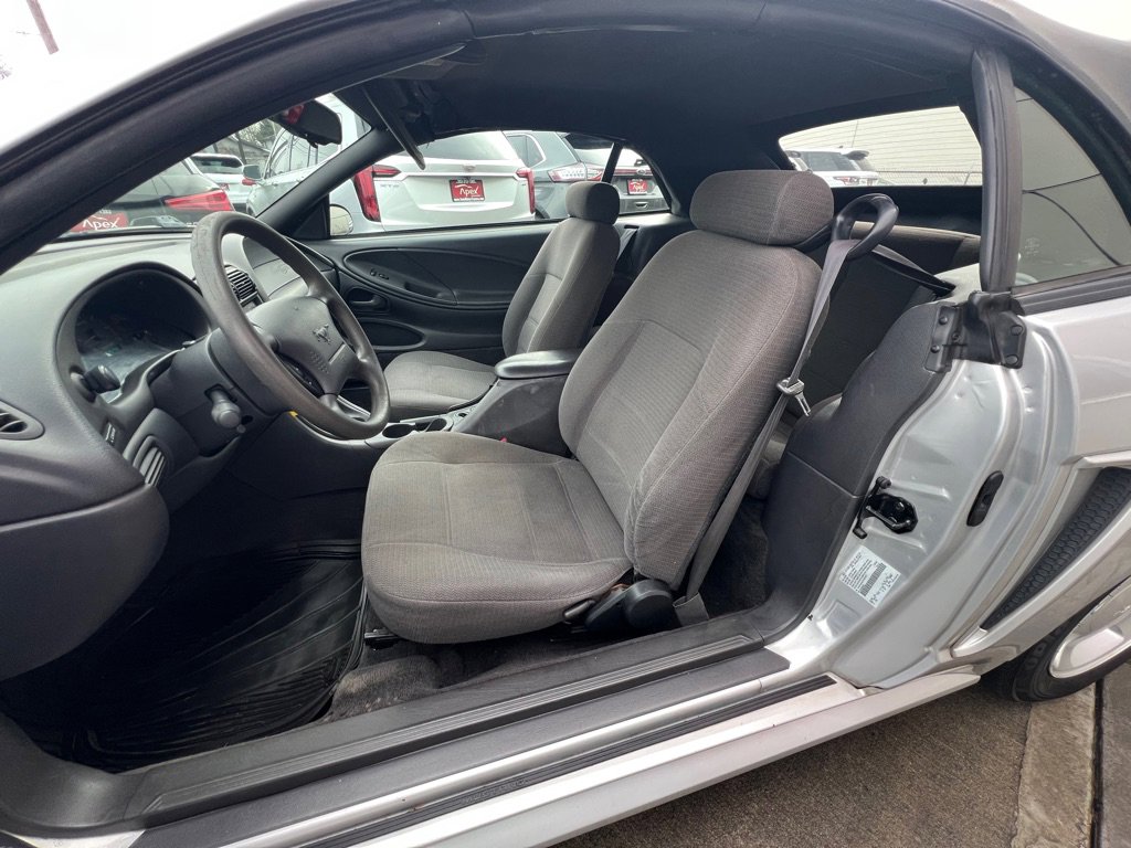 Used 2000 Ford Mustang Convertible RWD image 10
