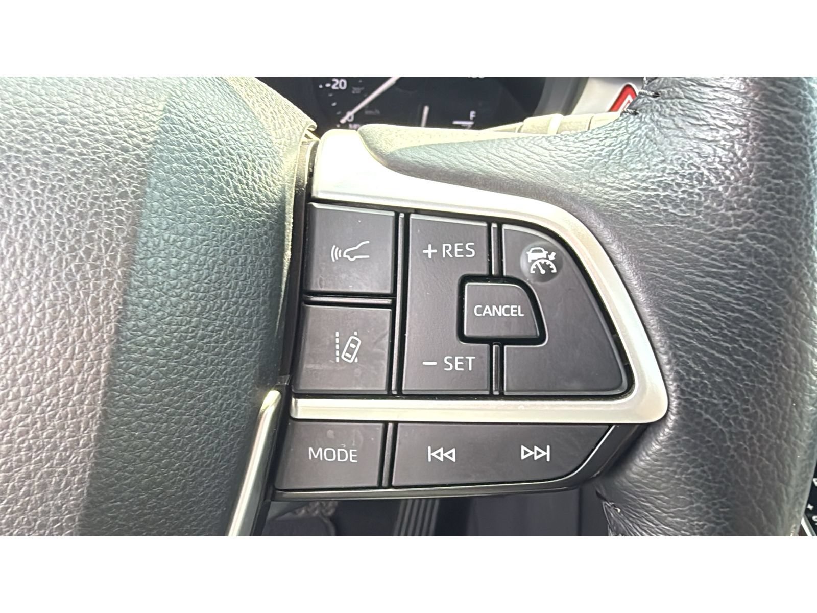 Certified 2024 Toyota Sienna XLE FWD image 28