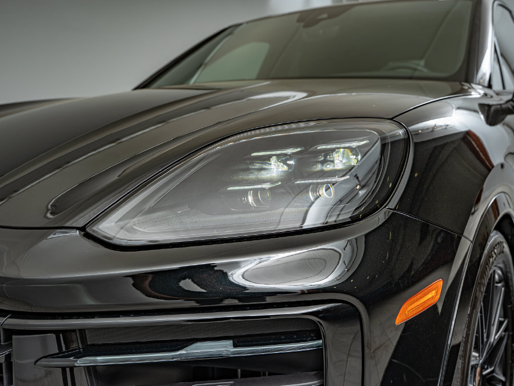 Certified 2025 Porsche Cayenne E-Hybrid Coupe AWD/4WD image 15