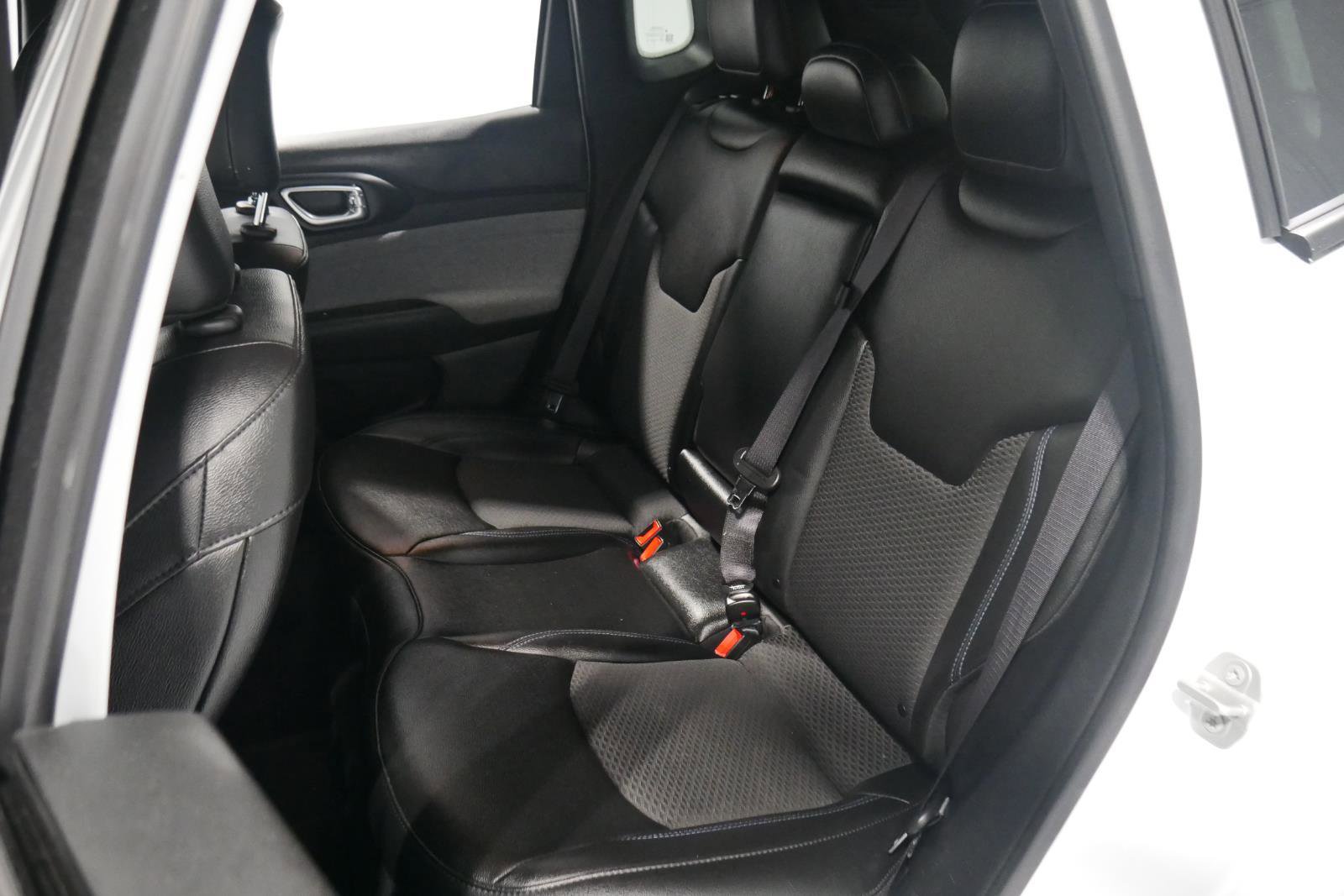 Used 2024 Jeep Compass Latitude image 11