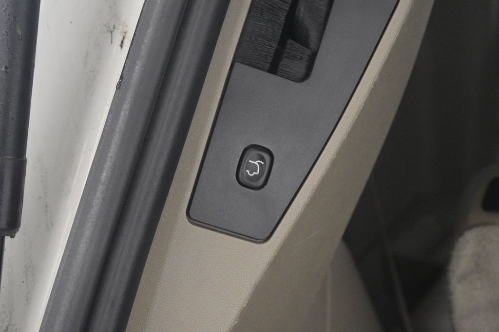 Used 2015 Chrysler Town & Country Touring w/ Driver Convenience Group image 21