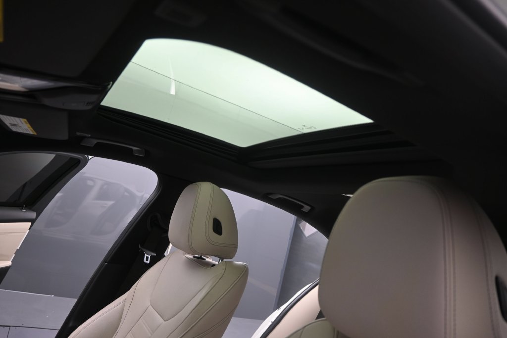 Used 2021 BMW 330i Sedan w/ M Sport Package RWD image 14