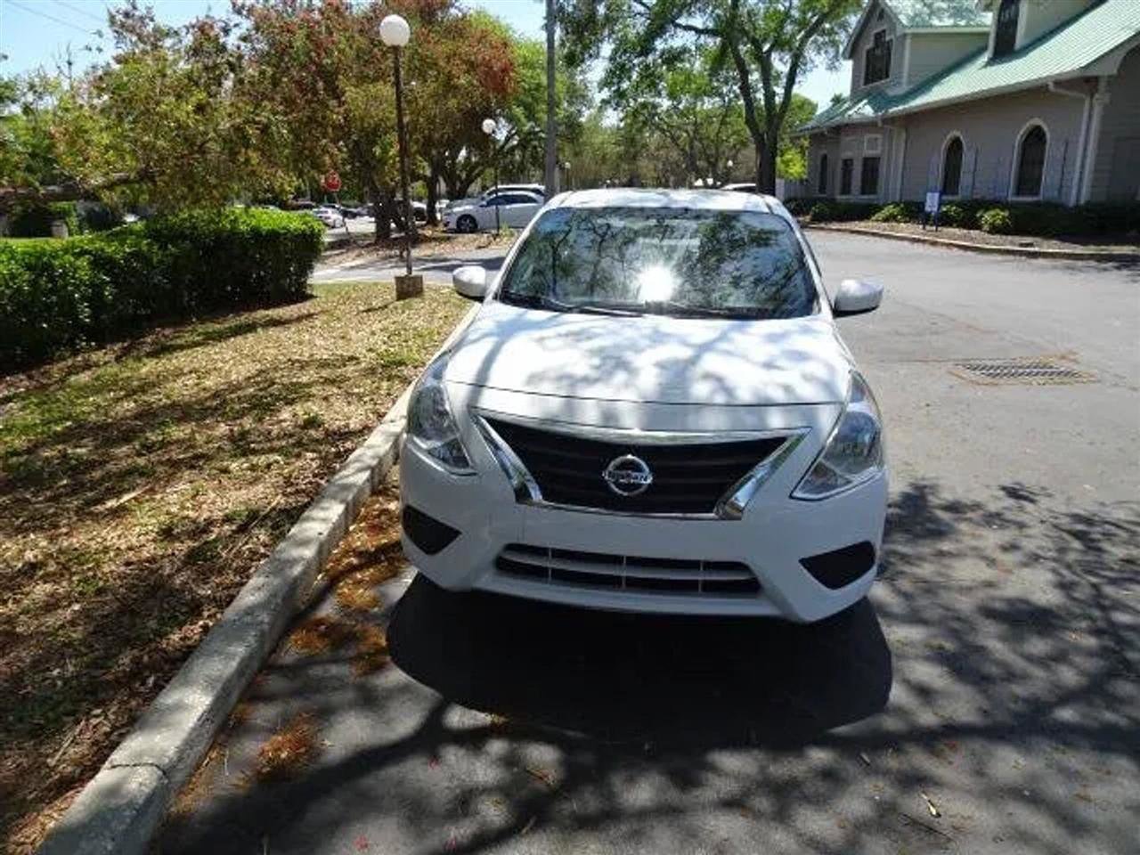 Used 2018 Nissan Versa SV image 4