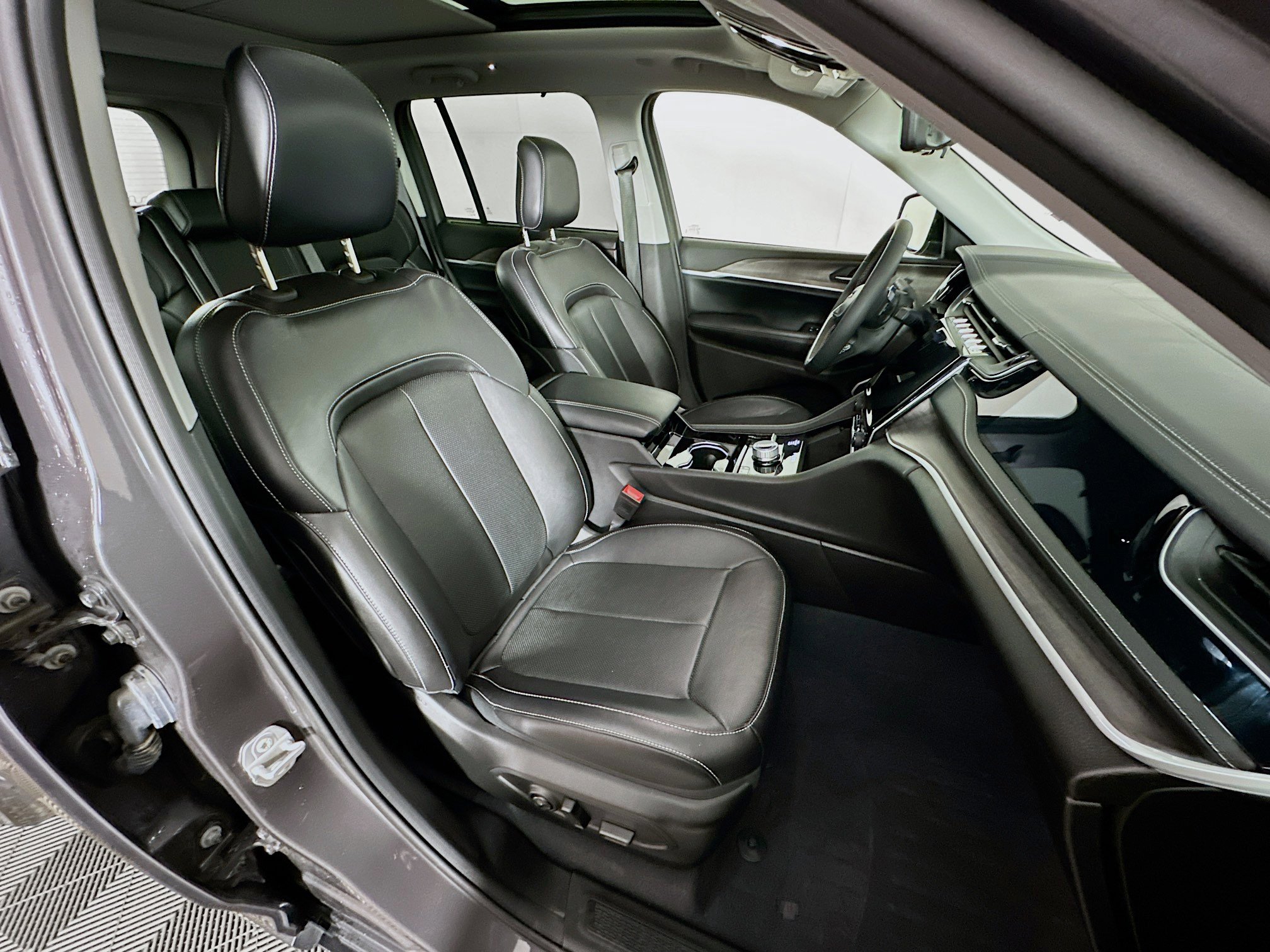 Used 2022 Jeep Grand Cherokee Limited 4xe w/ Luxury Tech Group II image 32