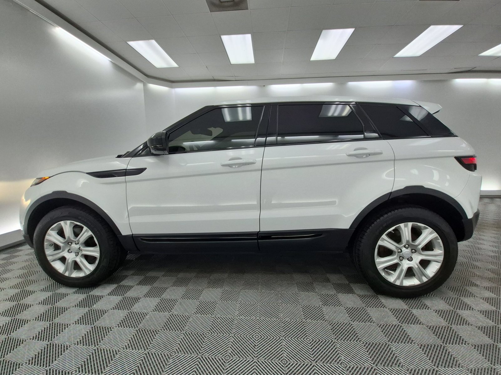 Used 2018 Land Rover Range Rover Evoque SE AWD/4WD image 2