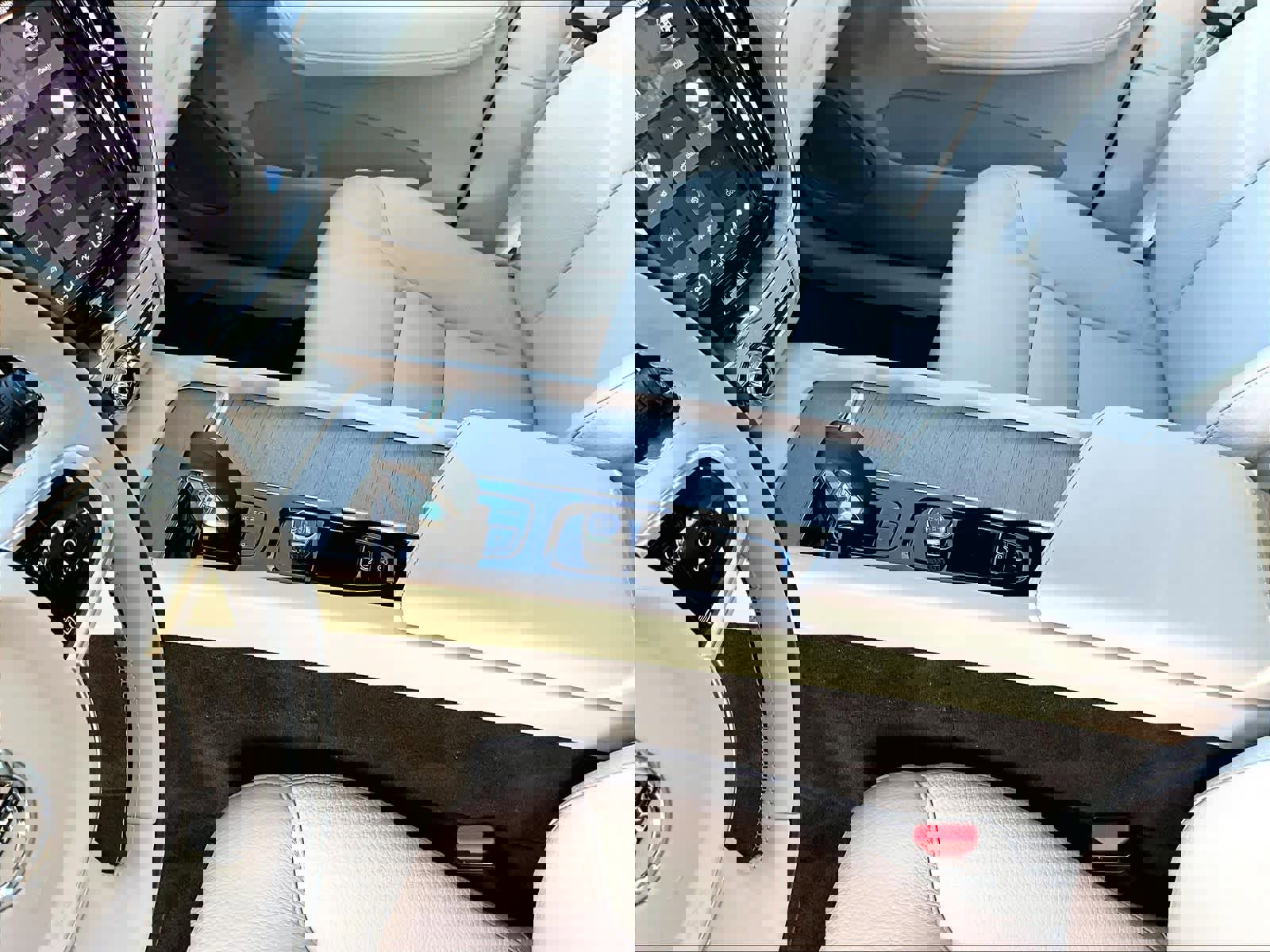 Used 2025 Volvo XC60 T8 Plus w/ Protection Package Premier image 20