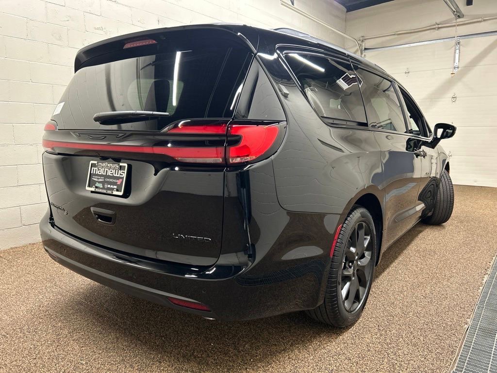 New 2027 Chrysler Pacifica Limited FWD image 2