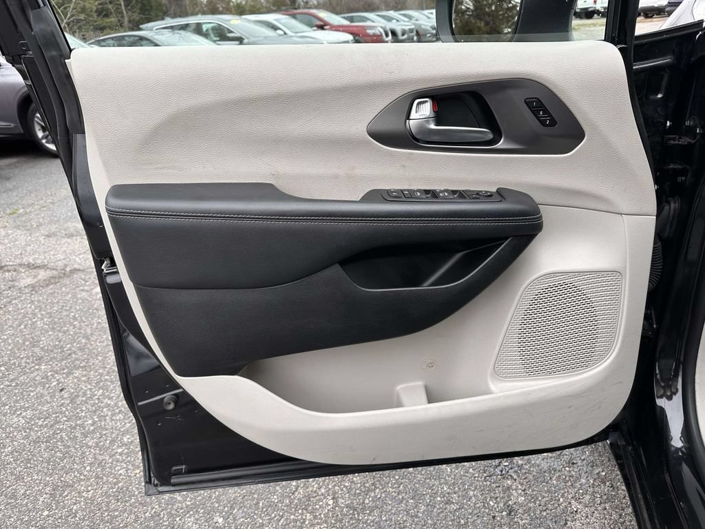 Used 2023 Chrysler Pacifica Touring-L FWD image 8