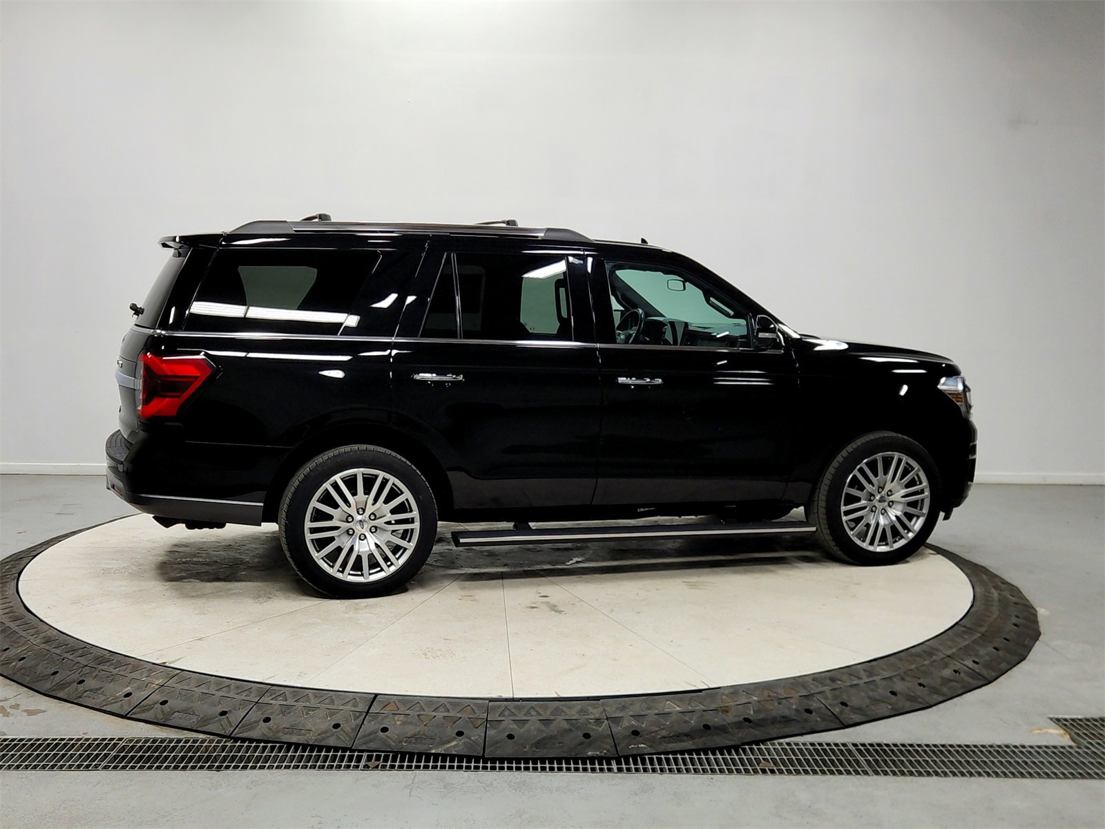 Used 2024 Ford Expedition Limited image 8